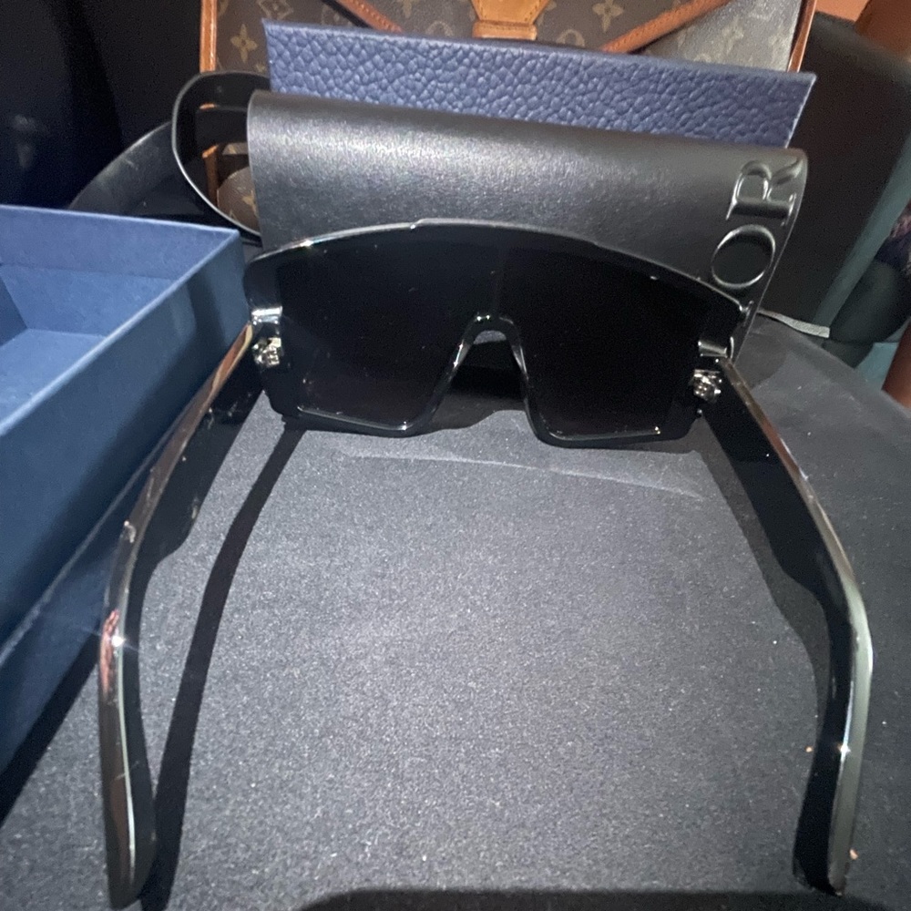 Beautiful fendi sunglasses only worn once. In box and in excellent condition